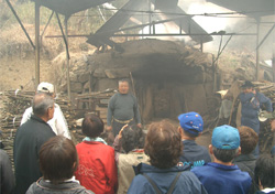 里山で炭火焼き農家の見学