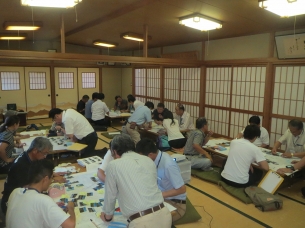 洲本市の中河原市原地区で開催されたまちづくりワークショップで学生らが発表しました