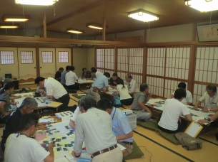 洲本市の中河原市原地区で開催されたまちづくりワークショップで学生らが発表しました