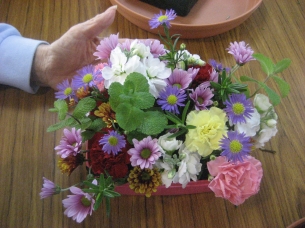 写真1 平易なフラワーアレンジメント(花のお弁当箱)
