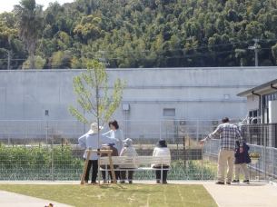 庭の散策・タマネギ畑を前に歓談