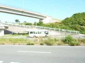 ④地下道を抜けてすぐにある歩道橋下にバスが停まります